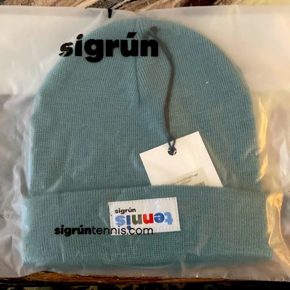 Sigrun tennis off court beanie NWT